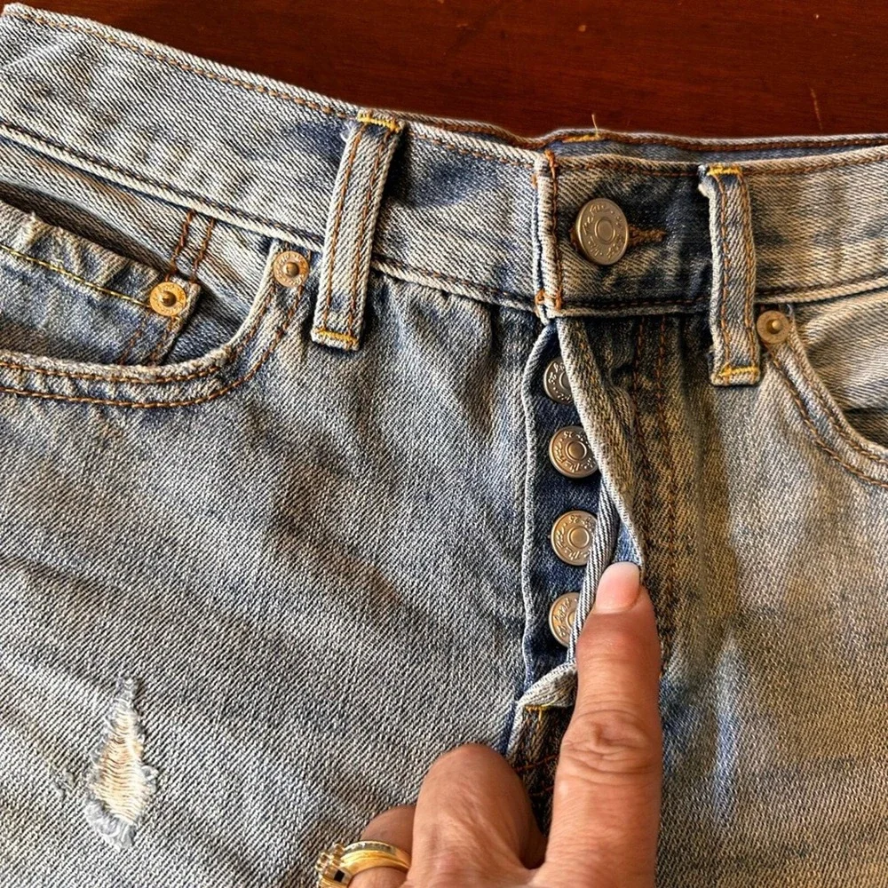We The Free NWOT‎ Distressed Denim Cutoff Shorts Light Wash Button Fly Raw Hem